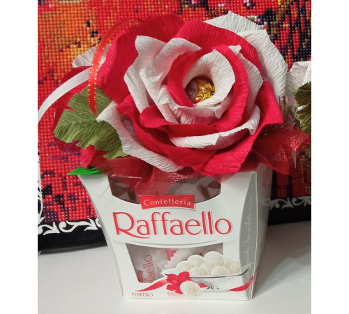  Коробочка конфет Raffaello c букетом из конфет. 